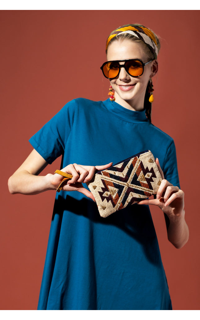 Nomad's Narrative Clutch