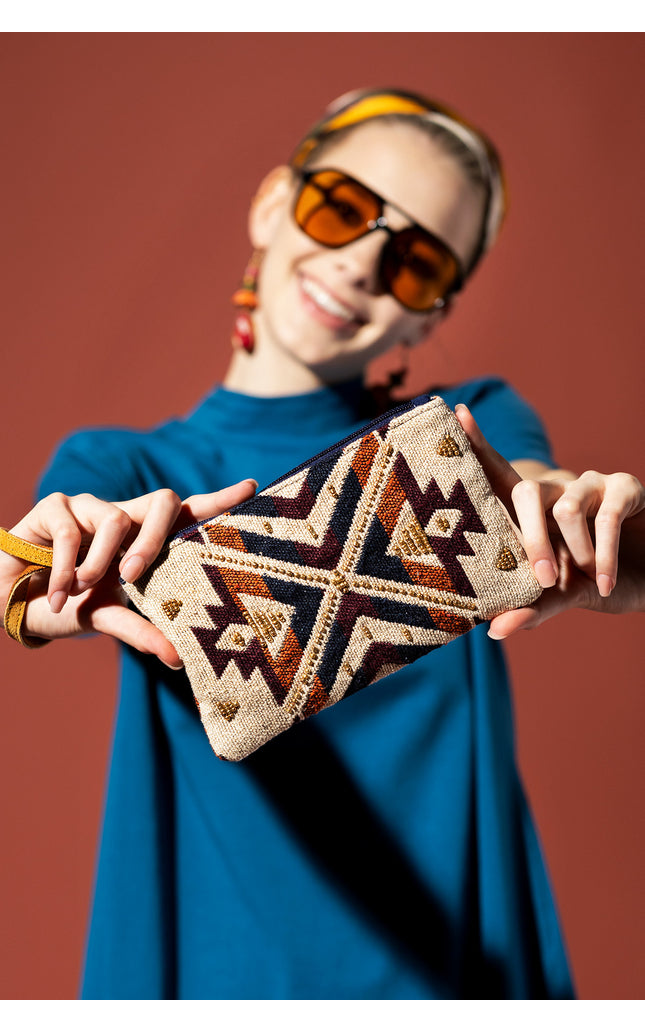 Nomad's Narrative Clutch